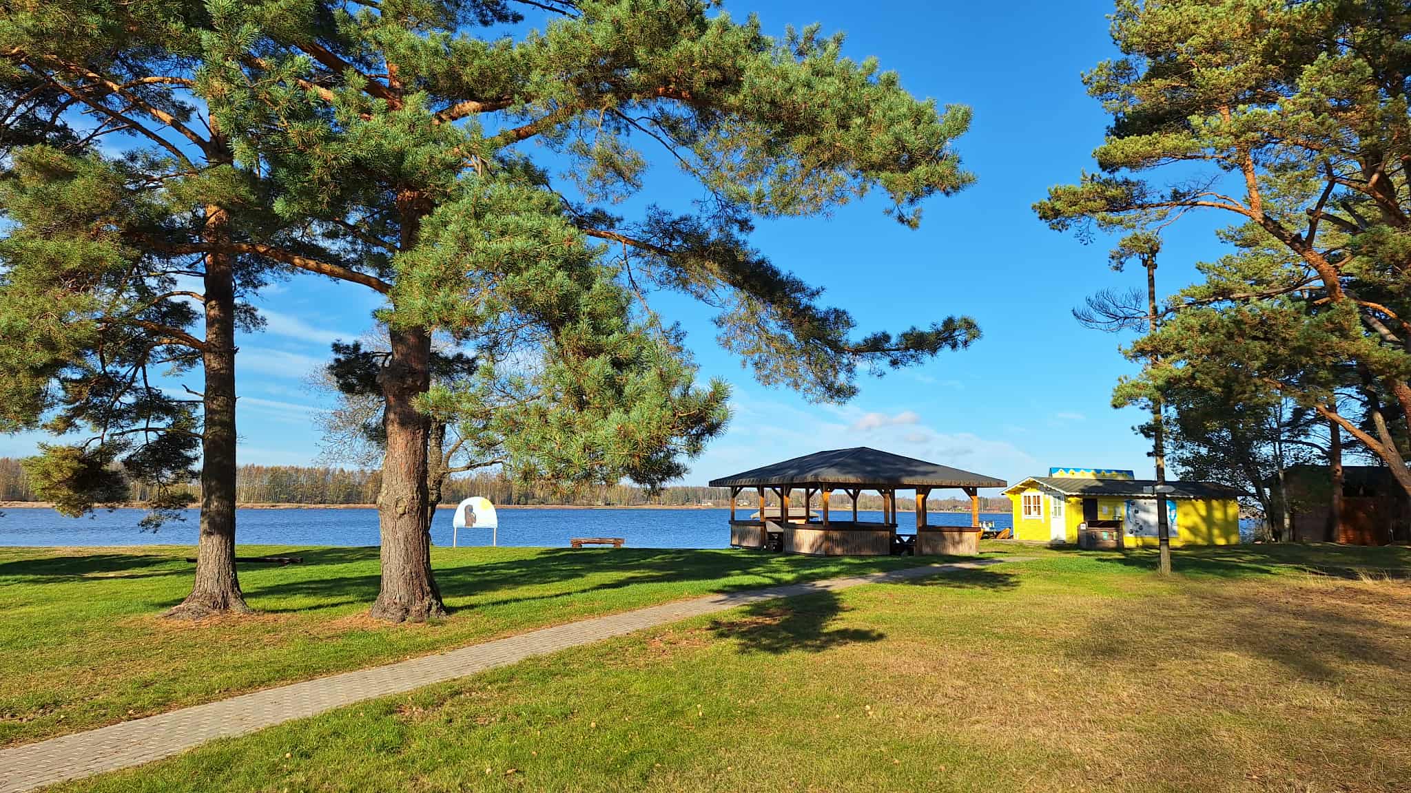 Kuna Värska kuurortravikeskuses asub Setomaa valla ainus avalik rand, siis ei plaani asutus praegu veel parkimist rannaliste jaoks lukku keerama asuda. Foto: AIGAR NAGEL Foto Värska kuurortravikeskus
